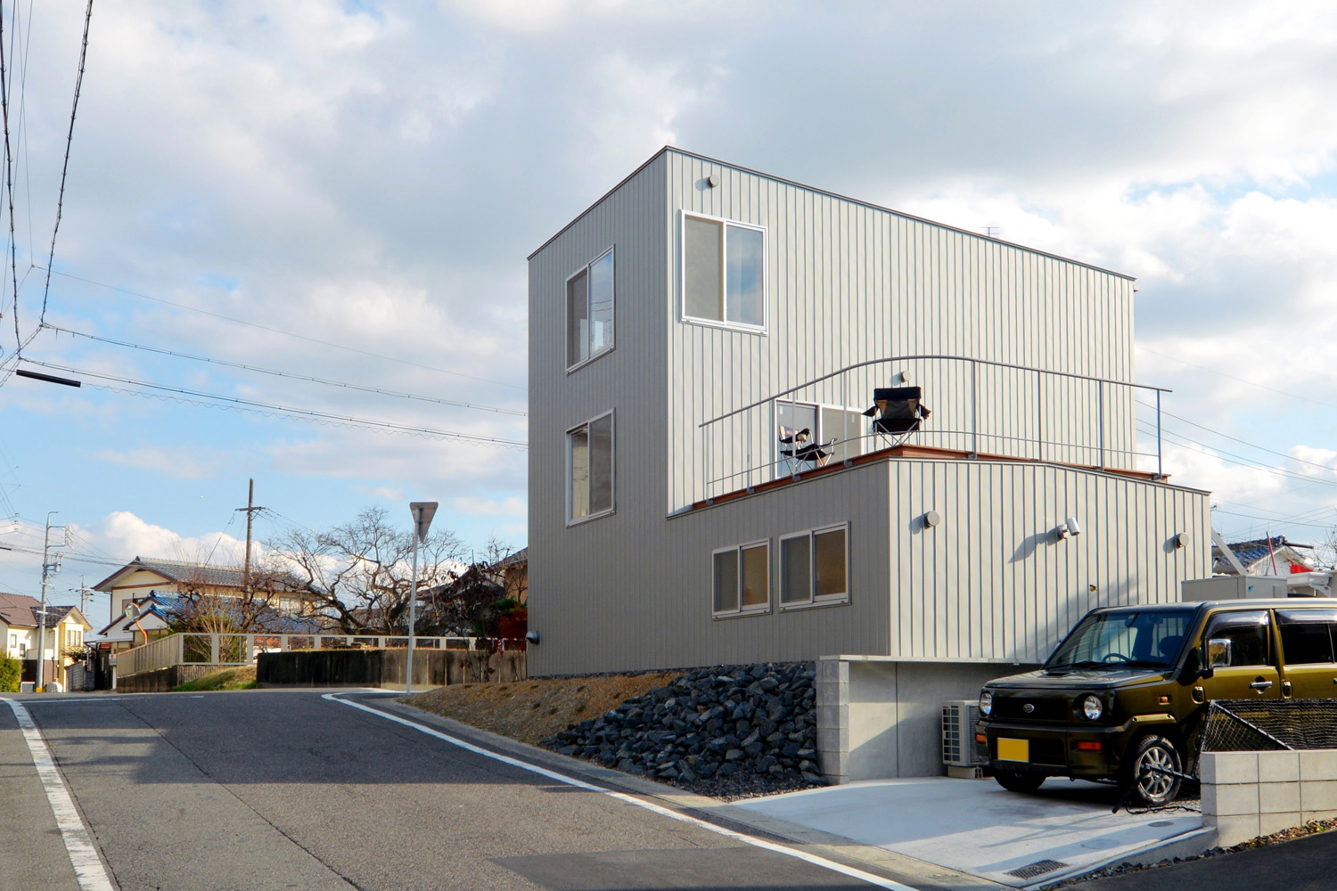 建物北面の外観風景。2階建ての建物。