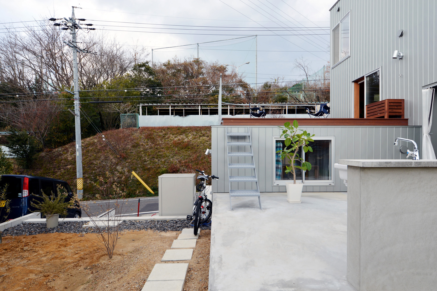 中庭の外観風景。砂利や砂が敷かれている。