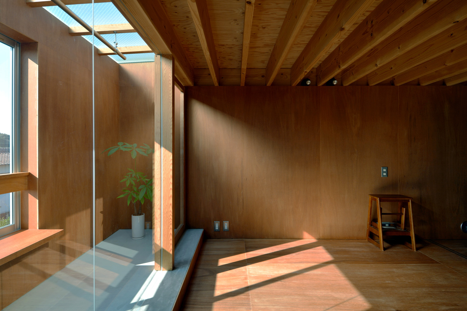 2階子供部屋とサンルームの風景。天井高さが低い空間になっている。